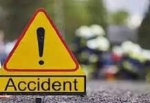 बंजार के घियागी के पास खाई में गिरी टूरिस्ट गाड़ी