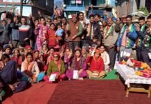 कुल्लू : बगीचा, सेरीबेहड गांव के दर्जनों लोगों ने थामा कांग्रेस का दामन