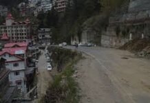 शिमला : शोघी मैहली बायपास में गाड़ी हुई दुर्घटनाग्रस्त