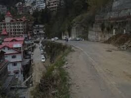 शिमला : शोघी मैहली बायपास में गाड़ी हुई दुर्घटनाग्रस्त