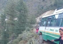 कुल्लू : खाई में गिरने से बाल-बाल बची एचआरटीसी की बस, टला बड़ा हादसा