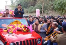 उप-मुख्यमंत्री का गृह जिला पहुंचने पर गर्मजोशी से किया गया स्वागत