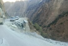 भरमौर : गरोला के समीप सड़क मार्ग पर संबंधित विभाग द्वारा लगाया गया अधूरा डंगा