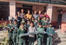 सिरमौर : सेवानिवृत्त प्रधानाचार्य रेणु शर्मा ने जरूरतमंद विद्यार्थियों को दिए स्वेटर