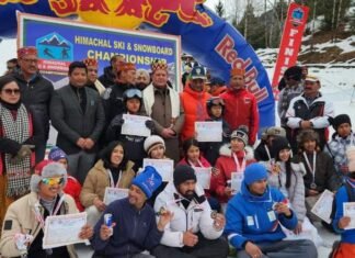 मनाली : अल्पाइन ज्वाइंट स्लालम में पृथ्वी राज व शशिया ठाकुर प्रथम, भुवनेश्वर गौड़ ने सम्मानित किए मेधावी