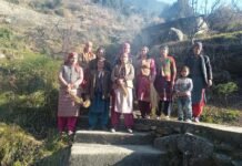 निरमंड : महिला मंडल ने सवारें रास्ते और जल स्त्रोत