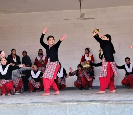 सिरमौर : गणतंत्र दिवस सांस्कृतिक कार्यक्रमों की रिहर्सल के दौरान खूब थिरके विद्यार्थी