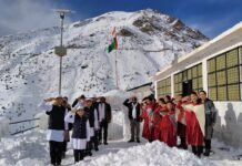 लाहौल : अंतिम स्कूल दारचा में बनाया गया इंडिया गेट और लहराया तिरंगा