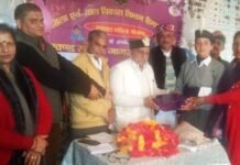 राजगढ़ : पद्मश्री ने गणतंत्र दिवस की परेड में भाग लेने वाली प्रिंयका को किया सम्मानित