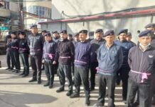 शिमला : सुरक्षाकर्मियों ने आईजीएमसी प्रशासन के खिलाफ किया प्रदर्शन