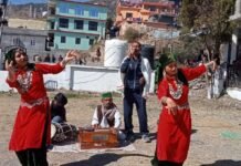सिरमौर : नाटक व गीत-संगीत से कलाकारों ने सरकार की योजनाओं की दी जानकारी