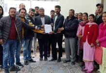 चंबा : पंचायत भनौता के हडो़ठा गांव के प्रतिनिधिमंडल ने की नीरज नैय्यर से शिष्टाचार भेंट