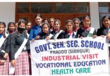 राजगढ़ : फागू स्कूल की हेल्थ केयर विषय की छात्राओं ने किया औद्योगिक भ्रमण