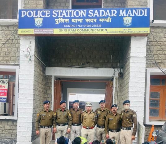 मंडी : मंडी में एक महिला और चार युवकों से 13.77 ग्राम हेरोइन व सिरिंज बरामद