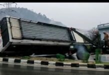 कुल्लू : कुल्लू से शिमला जा रही एचआरटीसी की बस नगवाई में पलटी, 14 लोग घायल