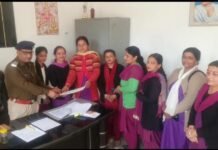 सिरमौर : आंगनवाड़ी कार्यकर्ताओं ने एसएचओ थाना श्री रेणुका जी को सौंपा ज्ञापन