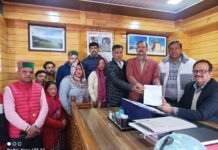 भरमौर : सुरेश ठाकुर व स्थानीय प्रतिनिधिमंडल ने उपमंडलाधिकारी भरमौर को सौंपा ज्ञापन