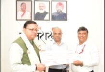 आर.के. विश्नोई, सीएमडी, एनएचपीसी ने सौंपा मुख्यमंत्री उत्तराखंड को 2 करोड़ रुपये का चेक