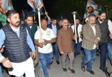 शिमला : युवा कांग्रेस द्वारा राहुल गांधी के समर्थन में निकाला गया विशाल मशाल जलूस