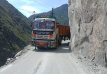 भरमौर : खड़ामुख-होली सड़क मार्ग पर गरोला के समीप सड़क मार्ग पर फंसा ट्राला