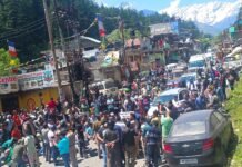 मनाली : मनाली वालों के मोटरसाइकिल तोड़फोड़ की घटना से मनाली में गर्माया माहौल