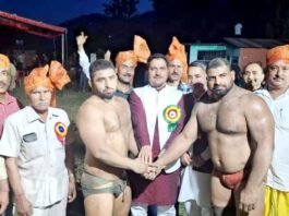 मंडी : कपाही दंगल में रोहतक के पहलवान ने दिल्ली के पहलवान को हराकर जीती बड़ी माली