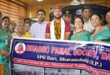 कांगड़ा : डीसी डॉ. निपुण जिंदल ने पैरा-वॉलीबॉल खिलाड़ी को प्रदान की सहायता राशि