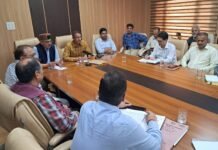 सिरमौर : बाधित सड़क, पेयजल और बिजली आपूर्ति को शीघ्र बहाल करें विभाग-उपायुक्त