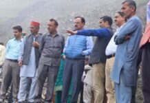 शिलाई क्षेत्र में बाढ़ पीड़ितों के जख्मों पर मरहम का काम कर गया हर्षवर्धन चैहान का दौरा