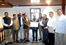 श्री महामाया बालासुंदरी जी मंदिर ट्रस्ट ने आपदा राहत कोष के लिए 51 लाख रुपये का चेक भेंट किया