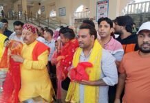 श्री चामुंडा नदी के सुदामा मंदिर में पंजाबी गायक मास्टर सलीम ने नवाया शीश