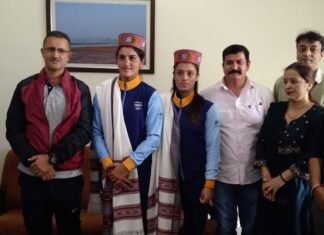 भारतीय महिला कबडडी टीम की कैप्टन रीतू नेगी और पुष्पा राणा को उपायुक्त ने किया सम्मानित