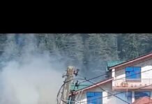 मनाली उपमण्डल के गोजरा गांव में अचानक लकड़ी के घर में लगी आग