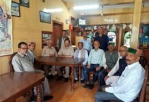 वरिष्ठ नागरिक सेवा समिति भरमौर द्वारा अग्नि प्रभावित मकान मालिक को 5000 की सहायता राशि प्रदान की गई,