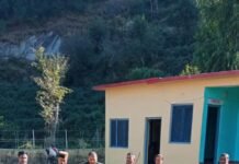 केन्द्र प्रायोजित योजनाओं की जानकारी हासिल कर रहे हैं पंचायतों के निवासी