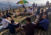 तबले की थापों से गुंजित हुआ धरेच गांव में स्थित गुरुकुल