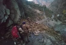 लारजी-सैंज सड़क मार्ग लैंड स्लाईडिंग से वाहनों की आवाजाही के लिए हुआ बंद