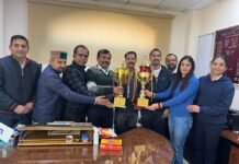 बैडमिंटन प्रतियोगिता में विजेता टीमों ने परियोजना प्रमुख को सौंपी ट्रॉफी