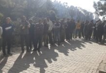 विद्युत् मंडल राजगढ़ के कार्यालय के बाहर धरना प्रदर्शन