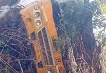 बंजार के घियागी में स्कूल बस दुर्घटनाग्रस्त, 5 छात्र हुए घायल