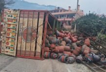 चंडीगढ़ मनाली नेशनल हाईवे पर पलटा गैस सिलेंडर से लदा ट्रक