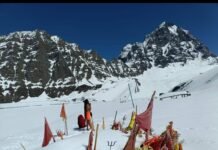 भरमौर : भारी बर्फबारी के बावजूद संत देवी दास जम्मू ने पवित्र मणिमहेश कैलाश व झील के किए दर्शन