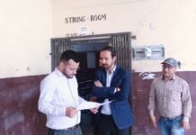 शिमला : अतिरिक्त उपायुक्त ने रामपुर में स्ट्रांग रूम का किया निरीक्षण,