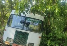 धर्मपुर के मनुधार में सरकारी बस दुर्घटनाग्रस्त, यात्रियों में मची अफरा तफरी