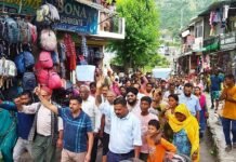 कुल्लू :भुंतर में रेहड़ी संचालकों का जबरदस्त धरना प्रर्दशन