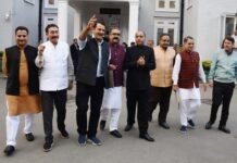 अपने ग़लत फ़ैसलों सही साबित करने में भारी भरकम लीगल फ़ीस चुका रही सरकार