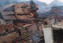 ठियोग के गांव मनलोग में रिहायशी मकान जलकर राख, 5 परिवार बेघर