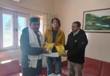 राजस्व मंत्री को आत्मा परियोजना द्वारा हिम भोग मक्की का आटा किया गया भेंट