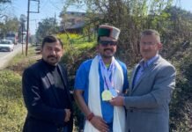 उपायुक्त ने स्वर्ण पदक विजेता विरेन्द्र सिंह को पैरा ओलंपिक में उपलब्धि हासिल करने पर किया सम्मानित