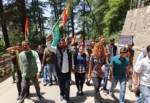 हिमाचल प्रदेश युवा कांग्रेस ने नौनी विश्वविद्यालय के कुलपति की अवैध अवधि विस्तार के खिलाफ राजभवन का किया घेराव